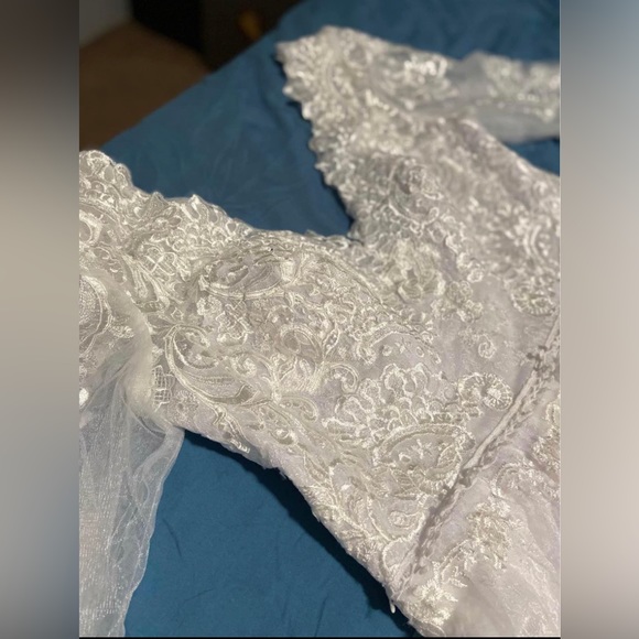 White wedding dress size 18. As is from boutique/no alterations done. - Picture 5 of 7